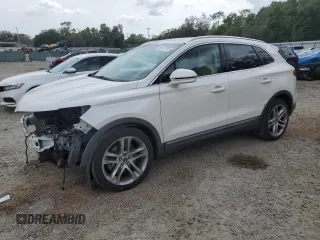 2015 Lincoln MKC z VIN 5LMTJ2AH2FUJ33590, wystawiony jako Copart lot #56187705 z przebiegiem 104 760 mil mil oraz Szkody całkowita. Historia ofert i sprzedaży dostępna na DreamBid. Obrazek 1.