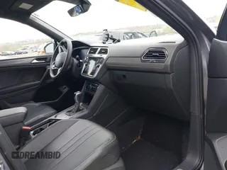 2022 Volkswagen Tiguan SE R-Line Black z VIN 3VVCB7AX9NM014741, wystawiony jako IAAI lot #42043123 z przebiegiem 71 777 mil mil oraz . Historia ofert i sprzedaży dostępna na DreamBid. Obrazek 5.