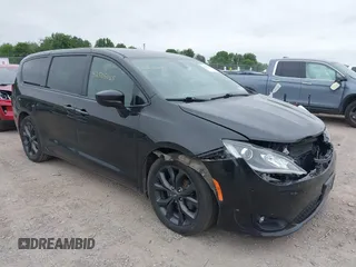 2020 Chrysler Pacifica Touring with VIN 2C4RC1FG5LR150544, listed as a IAAI auction lot 42505065 with 117,981 mi miles and . Bid and sale history available at DreamBid. Image 1.