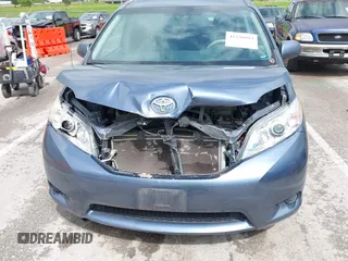 2013 Toyota Sienna LE AAS z VIN 5TDKK3DC5DS378455, wystawiony jako IAAI lot #42236993 z przebiegiem 115 760 mil mil oraz . Historia ofert i sprzedaży dostępna na DreamBid. Obrazek 6.