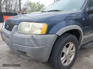 2002 Ford Escape XLT Choice with VIN 1FMYU03122KB98126, listed as a IAAI auction lot 41931702 with 225,401 mi miles. Bid and sale history available at carsss.com. Image 6.