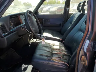 1993 Volvo 240 z VIN YV1AW8311P1955233, wystawiony jako Copart lot #76514004 z przebiegiem 216 723 mil mil oraz Szkody całkowita. Historia ofert i sprzedaży dostępna na DreamBid. Obrazek 7.