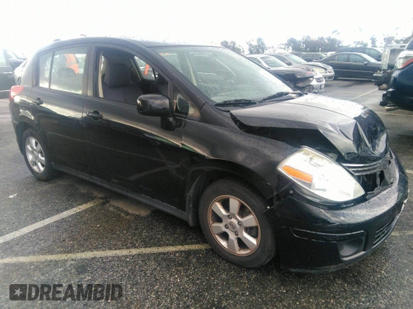 2007 Nissan Versa SL z VIN 3N1BC13E87L382677, wystawiony jako IAAI lot #36512894 z przebiegiem 144 906 mil mil oraz . Historia ofert i sprzedaży dostępna na DreamBid. Obrazek 1.