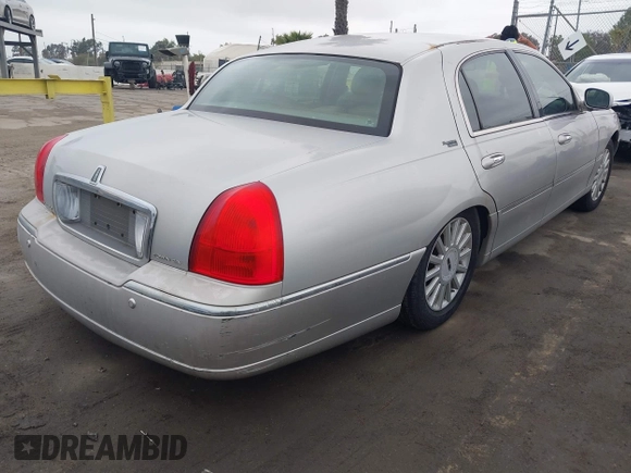 2005 Lincoln Town Car Signature Limited z VIN 1LNHM82W35Y613094, wystawiony jako IAAI lot #42191430 z przebiegiem 131 071 mil mil oraz . Historia ofert i sprzedaży dostępna na DreamBid. Obrazek 4.