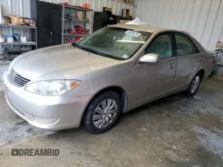 2005 Toyota Camry STD z VIN 4T1BE32K55U433495, wystawiony jako Copart lot #56434215 z przebiegiem 262 033 mil mil oraz Czysty tytuł • Clean title. Historia ofert i sprzedaży dostępna na DreamBid. Obrazek 1.