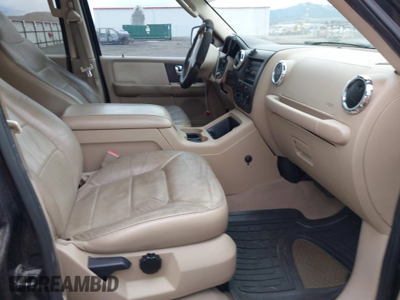 2005 Ford Expedition Special Service with VIN 1FMPU16515LA34140, listed as a IAAI auction lot 41836095 with 214,365 mi miles. Bid and sale history available at carsss.com. Image 5.