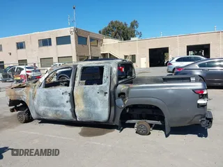 2023 Nissan Frontier SV z VIN 1N6ED1EJ1PN621145, wystawiony jako IAAI lot #41881254 z przebiegiem Nie podano mil oraz . Historia ofert i sprzedaży dostępna na DreamBid. Obrazek 14.