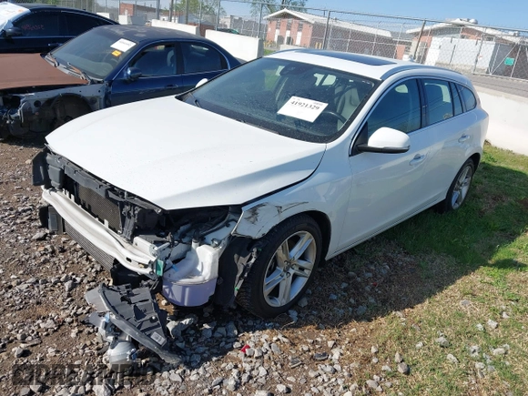 2015 Volvo V60 T5 Drive-E Premier z VIN YV140MEK2F1267396, wystawiony jako IAAI lot #41921329 z przebiegiem 93 937 mil mil oraz . Historia ofert i sprzedaży dostępna na DreamBid. Obrazek 18.