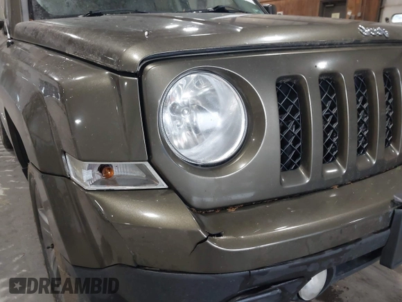2015 Jeep Patriot Latitude z VIN 1C4NJRFB9FD417747, wystawiony jako IAAI lot #42527555 z przebiegiem 290 316 mil mil oraz . Historia ofert i sprzedaży dostępna na DreamBid. Obrazek 6.