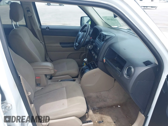 2016 Jeep Patriot High Altitude z VIN 1C4NJPFA0GD795999, wystawiony jako IAAI lot #42684807 z przebiegiem 152 845 mil mil oraz . Historia ofert i sprzedaży dostępna na DreamBid. Obrazek 5.