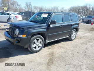 2010 Jeep Patriot Sport z VIN 1J4NF2GB1AD593170, wystawiony jako IAAI lot #41908056 z przebiegiem 104 255 mil mil oraz . Historia ofert i sprzedaży dostępna na DreamBid. Obrazek 18.