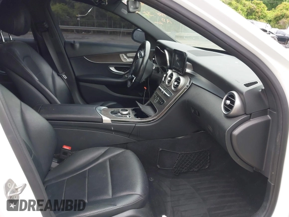 2019 Mercedes-Benz C 300 z VIN 55SWF8EB3KU297396, wystawiony jako IAAI lot #42064934 z przebiegiem 74 926 mil mil oraz . Historia ofert i sprzedaży dostępna na DreamBid. Obrazek 5.