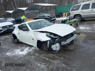 2015 Nissan 370Z z VIN JN1AZ4EH7FM440074, wystawiony jako IAAI lot #41377824 z przebiegiem 55 219 mil mil oraz . Historia ofert i sprzedaży dostępna na DreamBid. Obrazek 1.