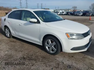 2013 Volkswagen Jetta TDI w/Premium с VIN 3VWLL7AJ6DM422102, выставлен на аукционе IAAI как лот 41956935 с пробегом 143 385 миль миль и . История ставок и продаж доступна на DreamBid. Изображение 1.