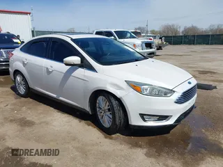 2015 Ford Focus Titanium z VIN 1FADP3J27FL341102, wystawiony jako IAAI lot #41793450 z przebiegiem 96 465 mil mil oraz . Historia ofert i sprzedaży dostępna na DreamBid. Obrazek 1.