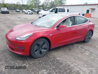 2020 Tesla Model 3 Long Range z VIN 5YJ3E1EB7LF668172, wystawiony jako IAAI lot #42002676 z przebiegiem 61 672 mil mil oraz . Historia ofert i sprzedaży dostępna na DreamBid. Obrazek 2.