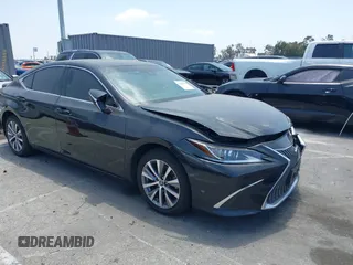 2021 Lexus ES 300h z VIN 58ADA1C10MU005341, wystawiony jako IAAI lot #42348403 z przebiegiem 53 991 mil mil oraz . Historia ofert i sprzedaży dostępna na DreamBid. Obrazek 1.