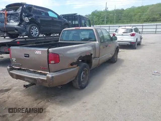 2001 GMC Sonoma SLS 1SG z VIN 1GTCS19W618233257, wystawiony jako IAAI lot #42280417 z przebiegiem 252 392 mil mil oraz . Historia ofert i sprzedaży dostępna na DreamBid. Obrazek 4.