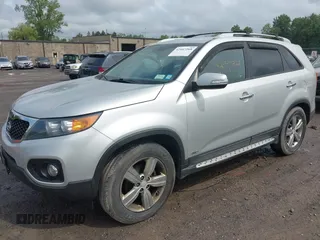 2013 Kia Sorento EX z VIN 5XYKUDA23DG325732, wystawiony jako IAAI lot #42447268 z przebiegiem 233 197 mil mil oraz . Historia ofert i sprzedaży dostępna na DreamBid. Obrazek 2.