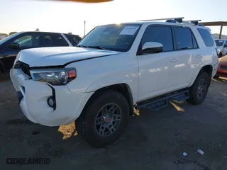 2020 Toyota 4Runner SR5 with VIN JTEBU5JR6L5775347, listed as a IAAI auction lot 41290016 with 59,610 mi miles. Bid and sale history available at carsss.com. Image 2.