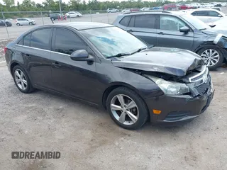 2014 Chevrolet Cruze 2LT z VIN 1G1PE5SB6E7110425, wystawiony jako IAAI lot #42094025 z przebiegiem 138 806 mil mil oraz . Historia ofert i sprzedaży dostępna na DreamBid. Obrazek 1.