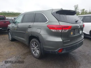 2018 Toyota Highlander SE with VIN 5TDJZRFH1JS867420, listed as a IAAI auction lot 42162279 with 58,504 mi miles and . Bid and sale history available at DreamBid. Image 3.