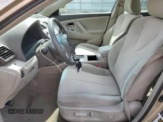 2010 Toyota Camry z VIN 4T1BF3EK7AU541572, wystawiony jako Copart lot #60035335 z przebiegiem 171 041 mil mil oraz Szkoda całkowita • Salvage title. Historia ofert i sprzedaży dostępna na DreamBid. Obrazek 7.