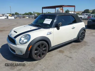 2010 MINI Convertible S z VIN WMWMS3C59ATY09465, wystawiony jako IAAI lot #42180490 z przebiegiem 112 343 mil mil oraz . Historia ofert i sprzedaży dostępna na DreamBid. Obrazek 2.