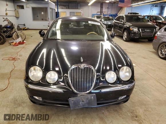 2003 Jaguar S-Type z VIN SAJEA01U93HM84195, wystawiony jako Copart lot #54300574 z przebiegiem 98 820 mil mil oraz Czysty tytuł • Clean title. Historia ofert i sprzedaży dostępna na DreamBid. Obrazek 5.