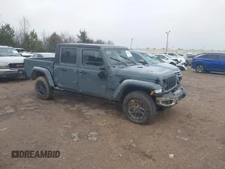 2024 Jeep Gladiator Sport z VIN 1C6HJTAG5RL127973, wystawiony jako IAAI lot #41248039 z przebiegiem 2 648 mil mil oraz . Historia ofert i sprzedaży dostępna na DreamBid. Obrazek 1.
