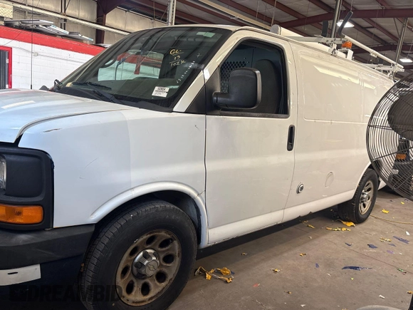 2013 Chevrolet Express Cargo z VIN 1GCSGAFX0D1138233, wystawiony jako IAAI lot #42511852 z przebiegiem 102 319 mil mil oraz . Historia ofert i sprzedaży dostępna na DreamBid. Obrazek 27.