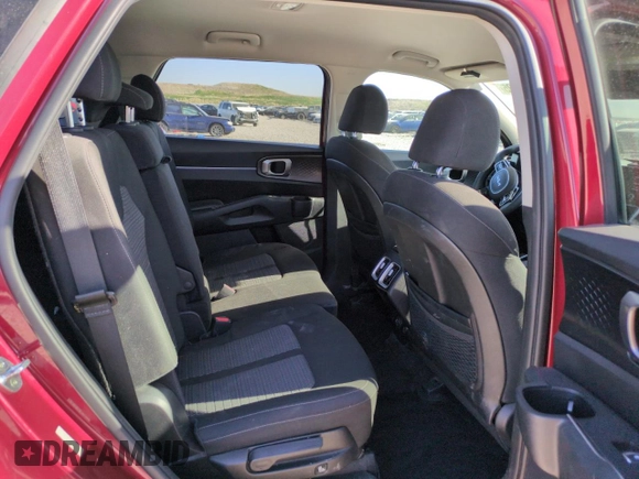 2022 Kia Sorento LX z VIN 5XYRGDLC4NG099777, wystawiony jako Copart lot #52391425 z przebiegiem 111 531 mil mil oraz Szkoda całkowita • Salvage title. Historia ofert i sprzedaży dostępna na DreamBid. Obrazek 10.