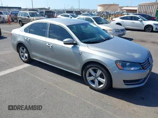 2014 Volkswagen Passat Wolfsburg Edition z VIN 1VWAT7A39EC055174, wystawiony jako IAAI lot #42433368 z przebiegiem 81 321 mil mil oraz . Historia ofert i sprzedaży dostępna na DreamBid. Obrazek 1.
