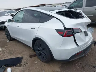 2025 Tesla Model Y Long Range z VIN 7SAYGDED9SA357876, wystawiony jako IAAI lot #41555227 z przebiegiem 1 600 mil mil oraz . Historia ofert i sprzedaży dostępna na DreamBid. Obrazek 3.