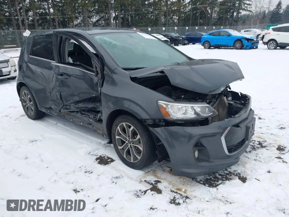 2018 Chevrolet Sonic LT z VIN 1G1JD6SB4J4106822, wystawiony jako IAAI lot #41591103 z przebiegiem 74 497 mil mil oraz . Historia ofert i sprzedaży dostępna na DreamBid. Obrazek 1.