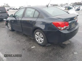 2014 Chevrolet Cruze LS z VIN 1G1PA5SHXE7351632, wystawiony jako IAAI lot #41795779 z przebiegiem 144 948 mil mil oraz . Historia ofert i sprzedaży dostępna na DreamBid. Obrazek 3.