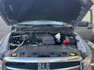 2023 Ram 1500 SLT z VIN 1C6RR6LG6PS533811, wystawiony jako Copart lot #49743065 z przebiegiem 10 320 mil mil oraz Czysty tytuł • Clean title. Historia ofert i sprzedaży dostępna na DreamBid. Obrazek 7.