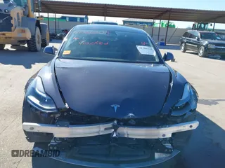 2022 Tesla Model 3 Long Range z VIN 5YJ3E1EB9NF197127, wystawiony jako IAAI lot #41366323 z przebiegiem 56 559 mil mil oraz . Historia ofert i sprzedaży dostępna na DreamBid. Obrazek 6.