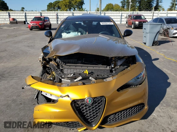 2023 Alfa Romeo Giulia Veloce z VIN ZARFAMBN9P7668555, wystawiony jako Copart lot #82284124 z przebiegiem 14 296 mil mil oraz Nie do naprawy. Historia ofert i sprzedaży dostępna na DreamBid. Obrazek 5.