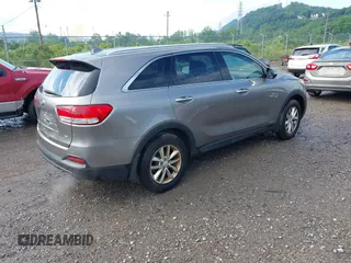 2017 Kia Sorento LX z VIN 5XYPGDA3XHG303917, wystawiony jako IAAI lot #42247202 z przebiegiem 110 279 mil mil oraz . Historia ofert i sprzedaży dostępna na DreamBid. Obrazek 4.