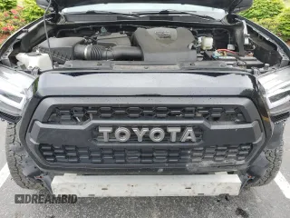 2022 Toyota Tacoma SR z VIN 3TYRZ5CN1NT016153, wystawiony jako Copart lot #56624785 z przebiegiem 88 633 mil mil oraz Czysty tytuł • Clean title. Historia ofert i sprzedaży dostępna na DreamBid. Obrazek 11.
