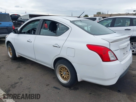 2016 Nissan Versa S z VIN 3N1CN7AP2GL874126, wystawiony jako IAAI lot #38894209 z przebiegiem 91 469 mil mil oraz . Historia ofert i sprzedaży dostępna na DreamBid. Obrazek 3.