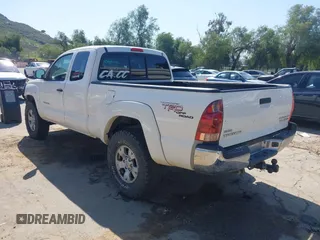 2005 Toyota Tacoma PreRunner z VIN 5TETU62N25Z062181, wystawiony jako IAAI lot #41837178 z przebiegiem 236 480 mil mil oraz . Historia ofert i sprzedaży dostępna na DreamBid. Obrazek 3.