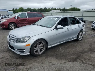 2013 Mercedes-Benz C 300 Sport z VIN WDDGF8AB9DR283386, wystawiony jako Copart lot #58867615 z przebiegiem 117 572 mil mil oraz Szkoda całkowita • Salvage title. Historia ofert i sprzedaży dostępna na DreamBid. Obrazek 1.