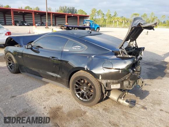 2021 Ford Mustang GT z VIN 1FA6P8CF5M5103885, wystawiony jako IAAI lot #42047874 z przebiegiem 58 521 mil mil oraz . Historia ofert i sprzedaży dostępna na DreamBid. Obrazek 3.
