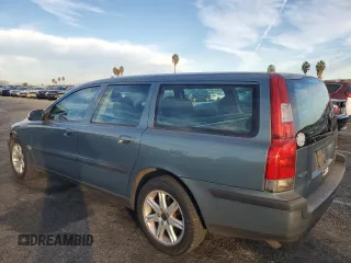 2002 Volvo V70 with VIN YV1SW61R422229256, listed as a Copart auction lot 76397624 with 118,235 mi miles and Salvage Title. Bid and sale history available at carsss.com. Image 2.