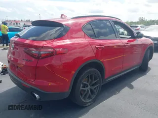 2021 Alfa Romeo Stelvio z VIN ZASPAJAN7M7D08508, wystawiony jako IAAI lot #42206372 z przebiegiem 56 459 mil mil oraz . Historia ofert i sprzedaży dostępna na DreamBid. Obrazek 4.