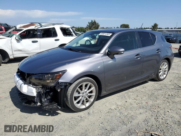 2013 Lexus CT 200h z VIN JTHKD5BH2D2133963, wystawiony jako Copart lot #58801345 z przebiegiem 62 471 mil mil oraz Szkody całkowita. Historia ofert i sprzedaży dostępna na DreamBid. Obrazek 1.