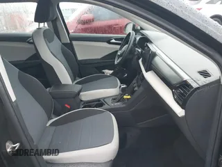2025 Volkswagen Taos S z VIN 3VV5C7B27SM023006, wystawiony jako IAAI lot #42188274 z przebiegiem 5 375 mil mil oraz . Historia ofert i sprzedaży dostępna na DreamBid. Obrazek 5.