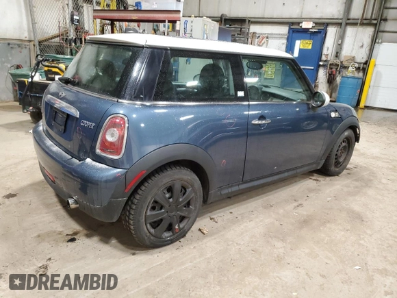 2010 MINI Hardtop z VIN WMWMF3C55ATZ67130, wystawiony jako Copart lot #51225575 z przebiegiem 200 279 mil mil oraz Szkoda całkowita • Salvage title. Historia ofert i sprzedaży dostępna na DreamBid. Obrazek 3.